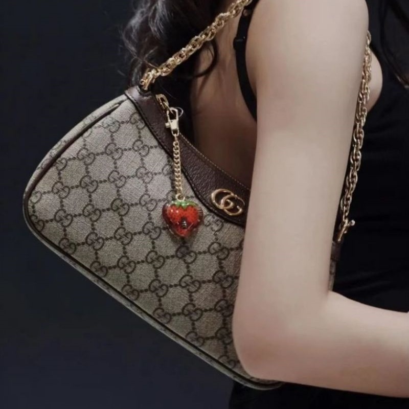 Strawberry Underarm Bag 735132